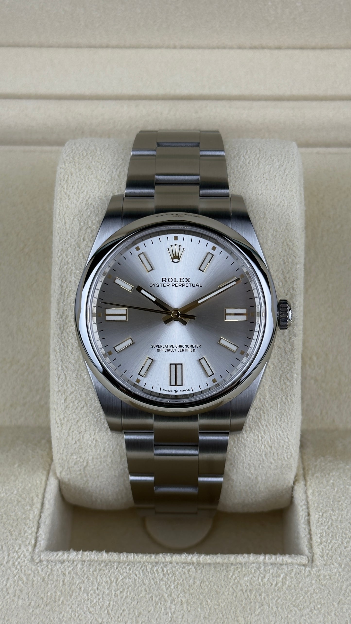 Rolex Oyster Perpetual 41 124300-0001 Silver Dial Oyster Bracelet