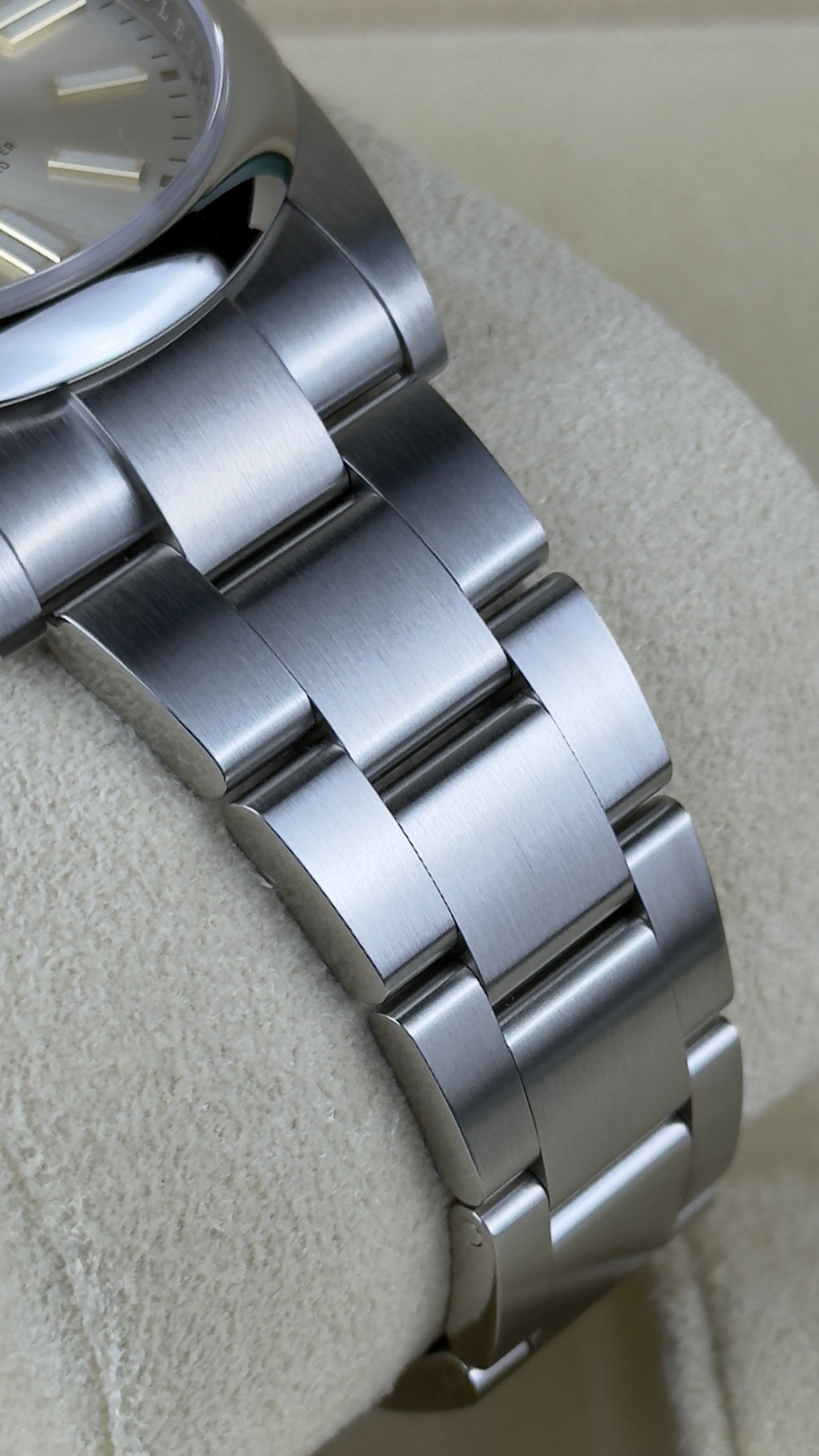 Rolex Oyster Perpetual 41 124300-0001 Silver Dial Oyster Bracelet