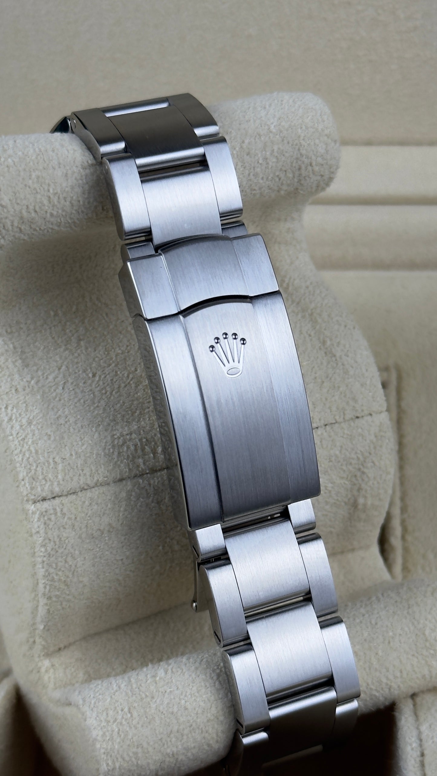 Rolex Oyster Perpetual 41 124300-0001 Silver Dial Oyster Bracelet