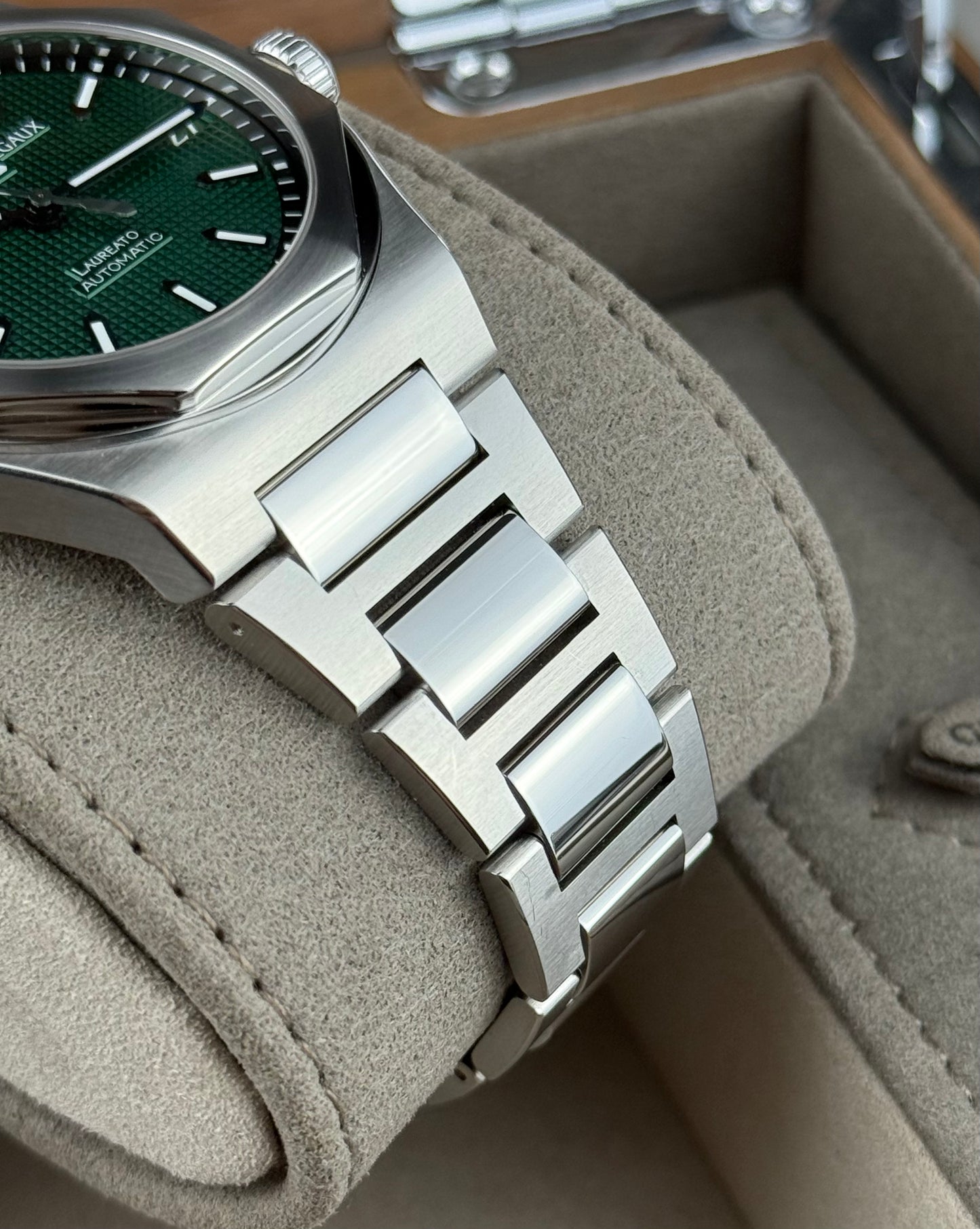 Girard Perregaux Laureato Green - 42MM - REF : 81010-11-3153-1CM