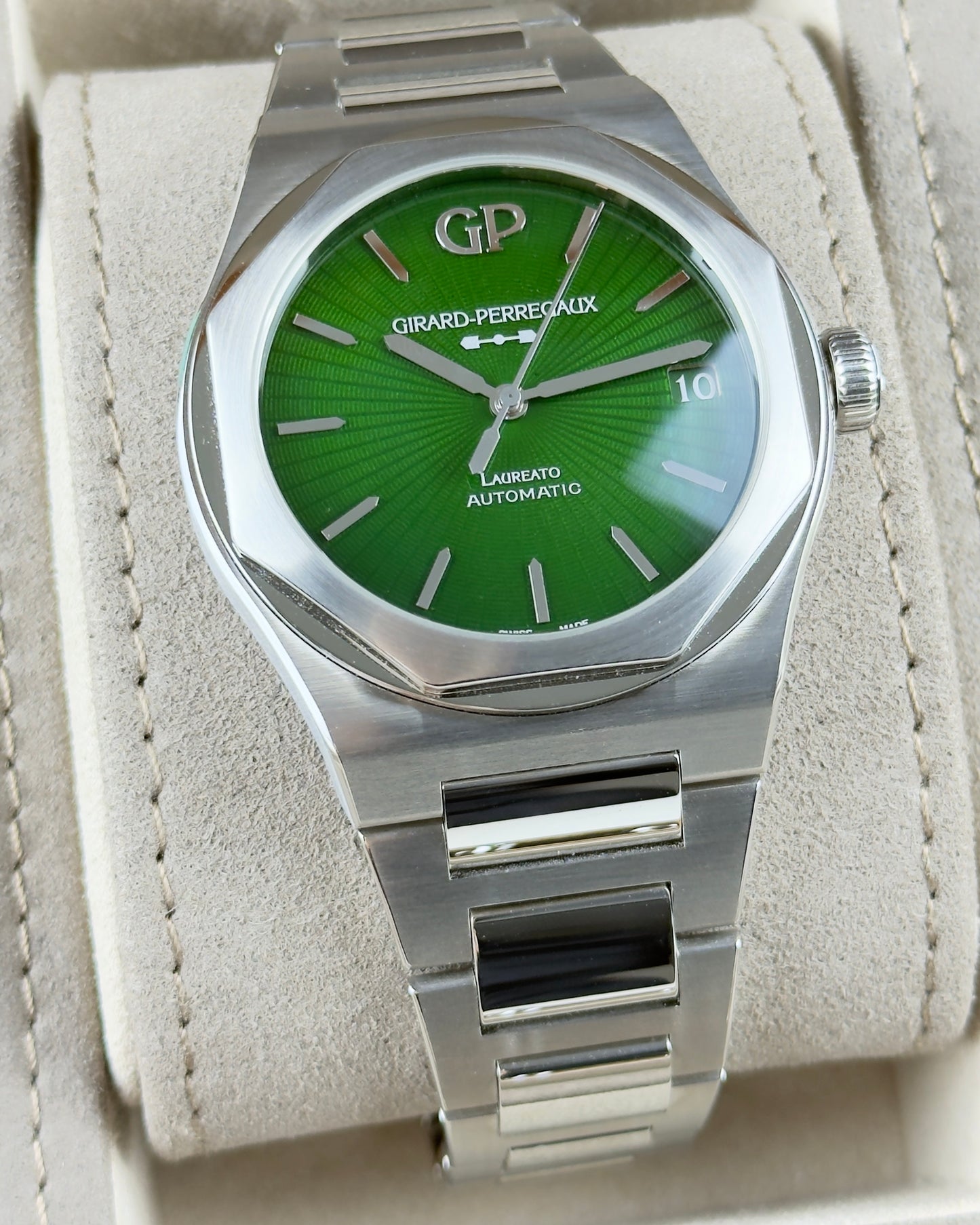 Girard Perregaux Laureato - 42MM - REF : 81010-11-433-11A