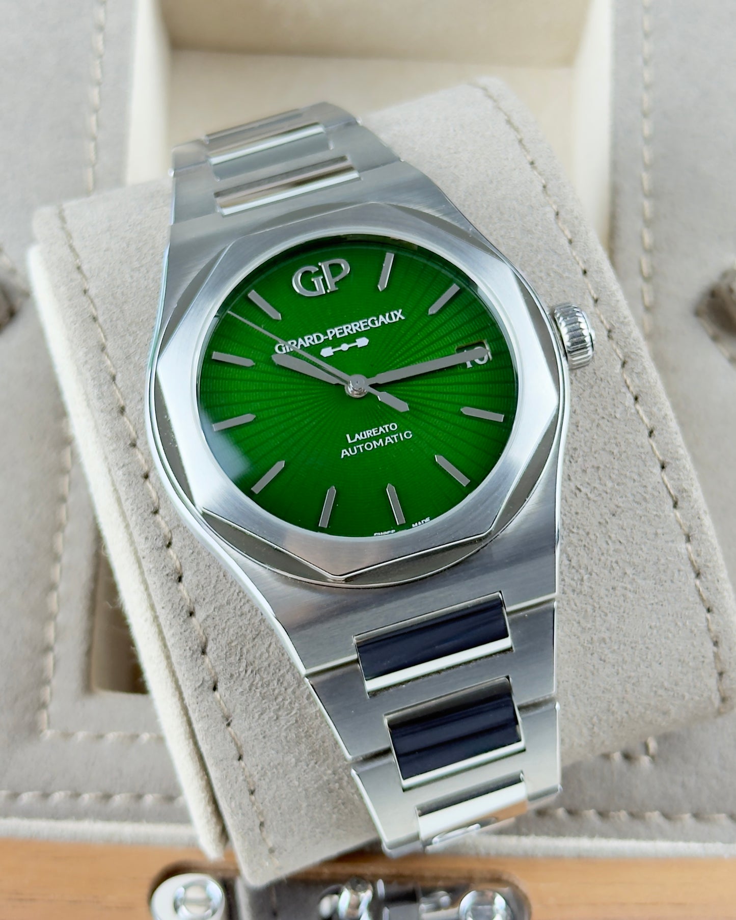 Girard Perregaux Laureato - 42MM - REF : 81010-11-433-11A