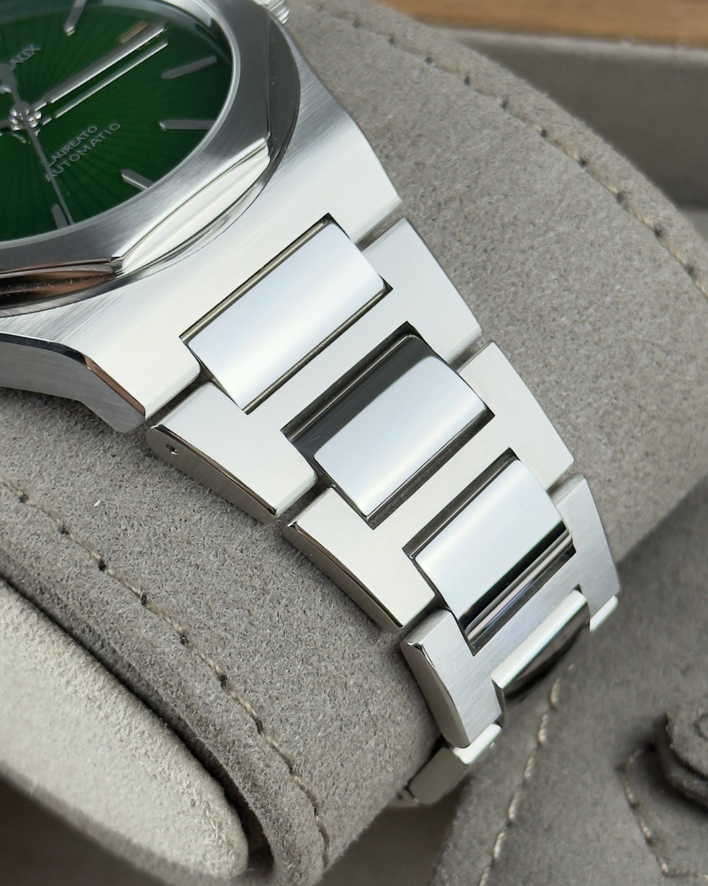 Girard Perregaux Laureato - 42MM - REF : 81010-11-433-11A