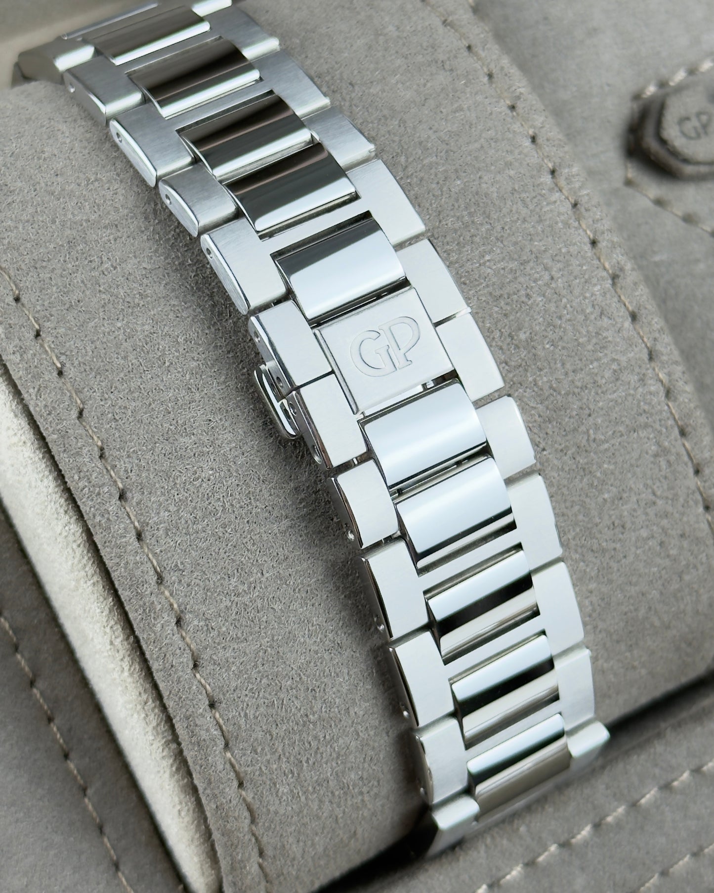 Girard Perregaux Laureato - 42MM - REF : 81010-11-433-11A
